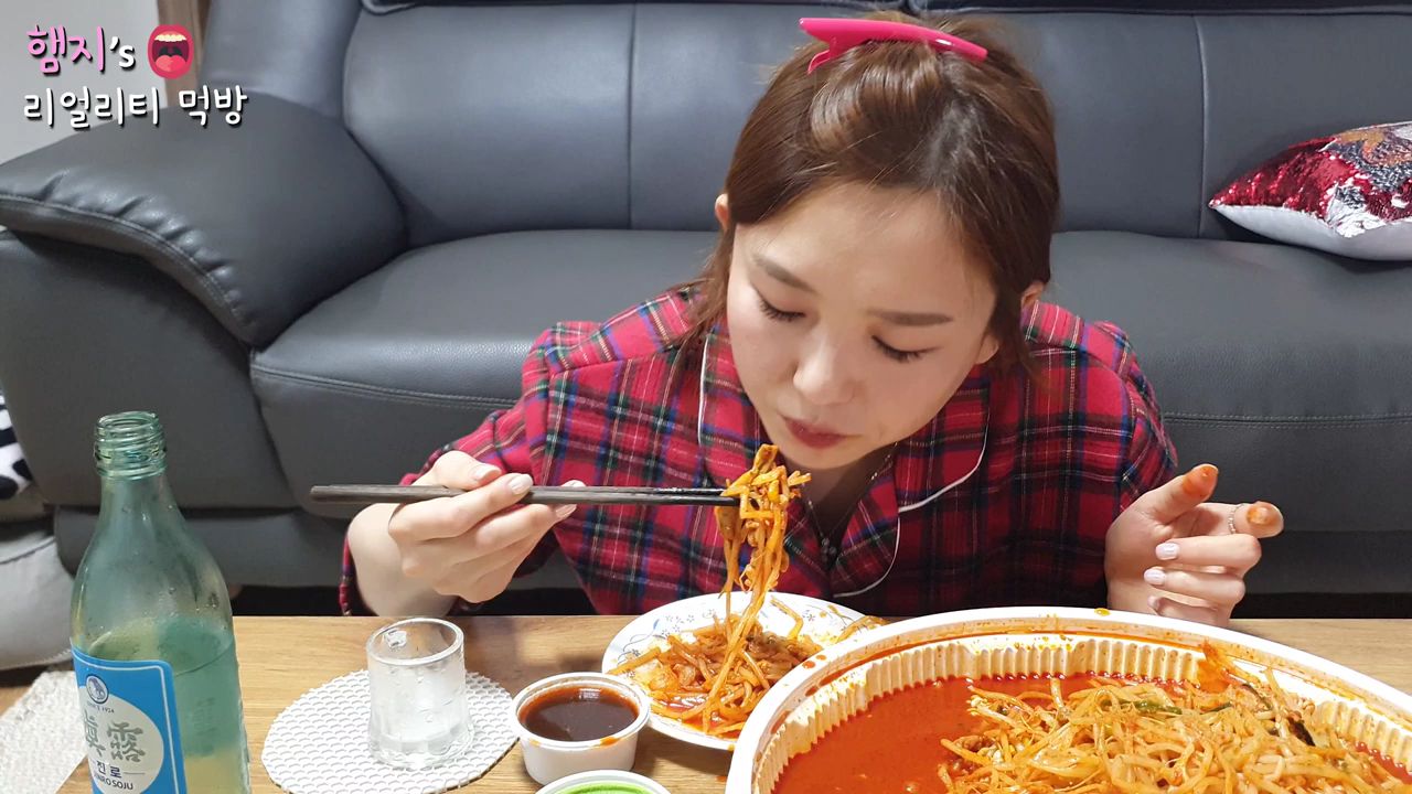【Hamzy】韩国小姐姐真实吃播:)今天做辣炖鳕鱼吃~!★再配上一杯烧酒~完美!